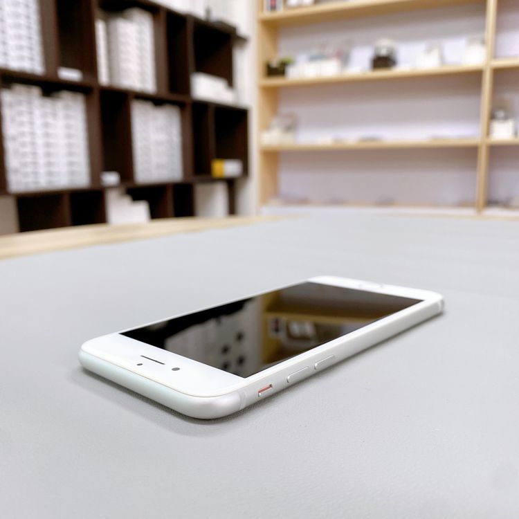 iPhone 8 64GB ����С� �Хåƥ꡼ 100% ������ SIM�ե꡼