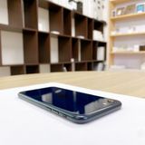 iPhone SE ��3���� 64GB �ߥåɥʥ��� �Хåƥ꡼ 96% ������ SIM�ե꡼