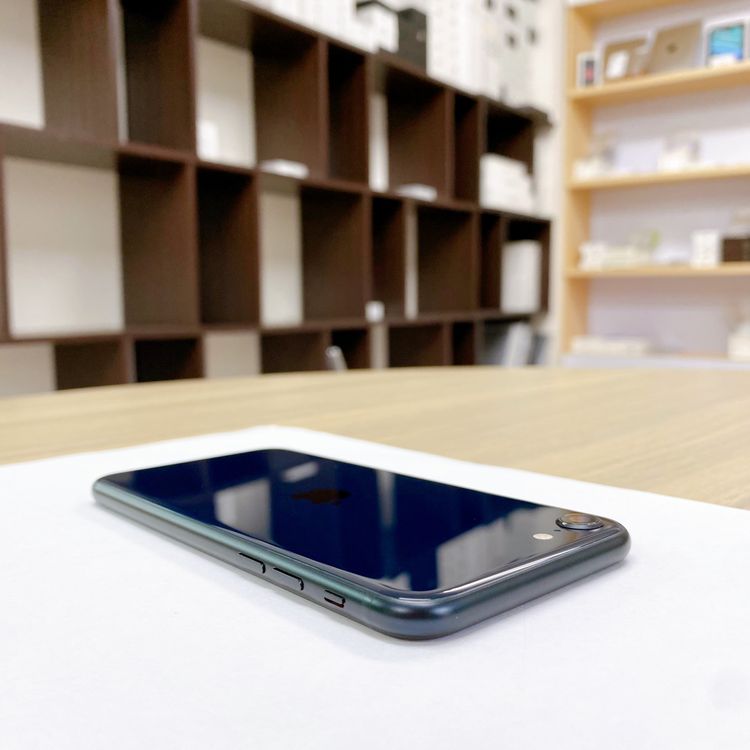 iPhone SE ��3���� 64GB �ߥåɥʥ��� �Хåƥ꡼ 96% ������ SIM�ե꡼