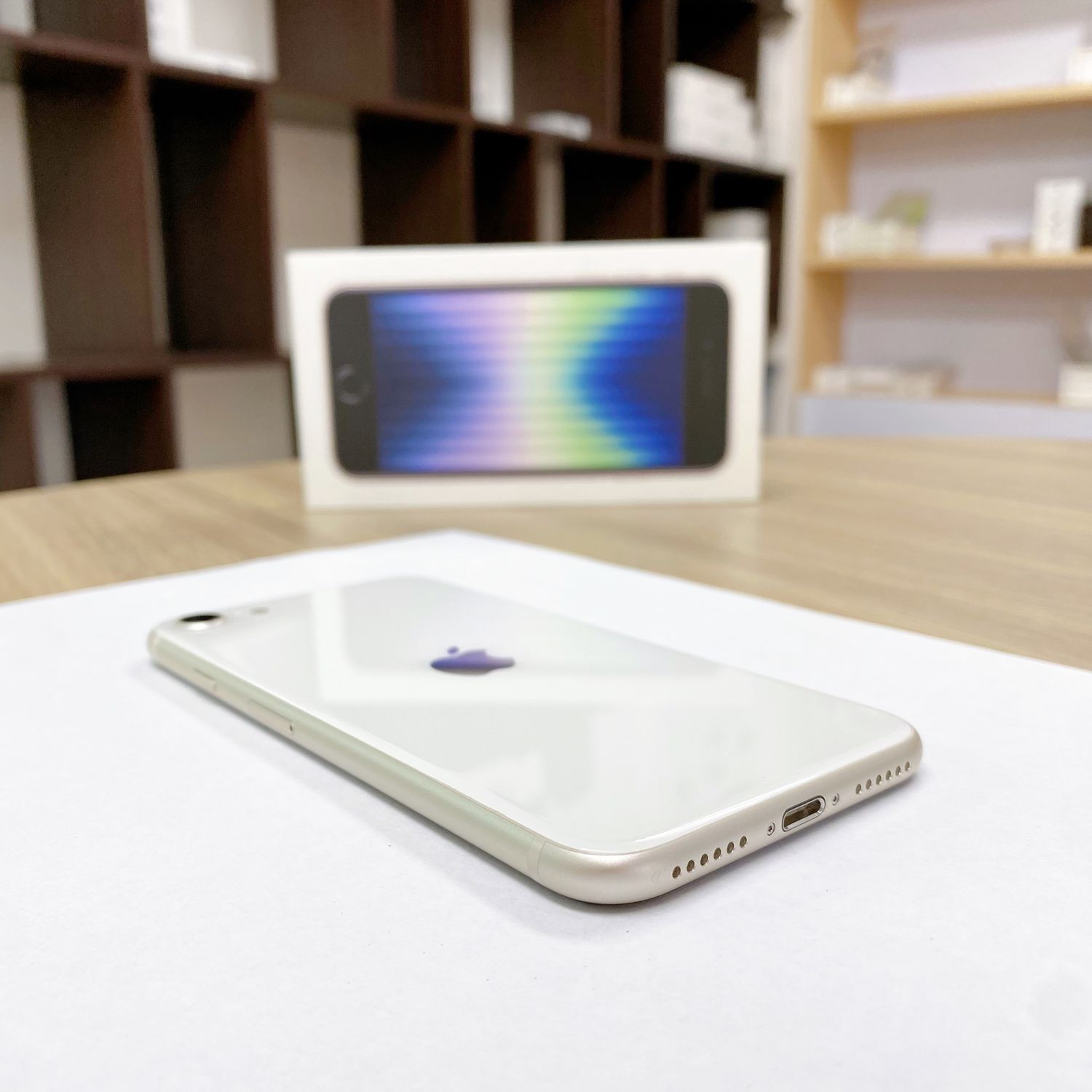 ムスビー｜iPhone SE 第3世代 128GB スターライト バッテリー 87% 国内