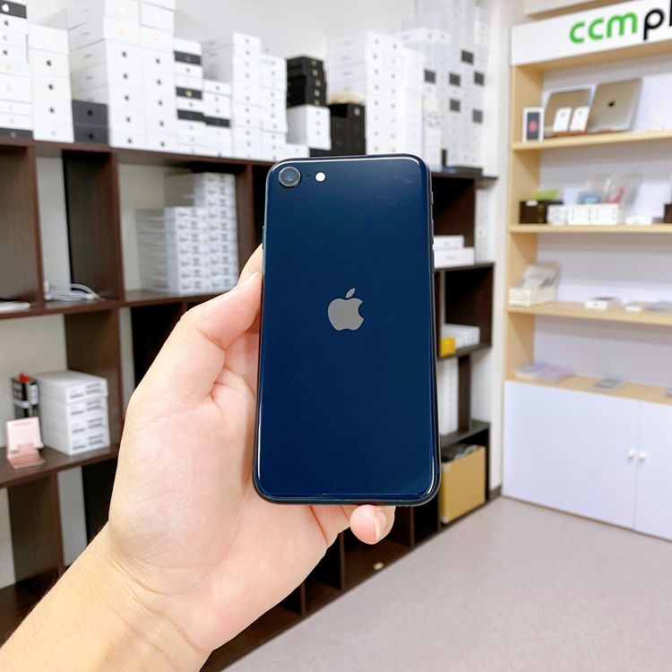 iPhone SE ��3���� 128GB �ߥåɥʥ��� �Хåƥ꡼ 96% ������ SIM�ե꡼