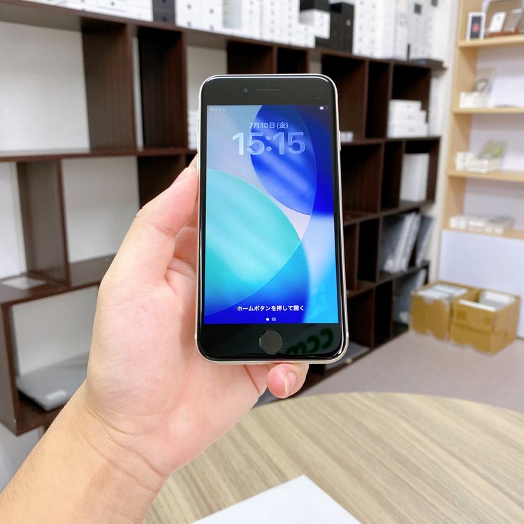 iPhone SE ��3���� 64GB �������饤�� �Хåƥ꡼ 100% ������ SIM�ե꡼