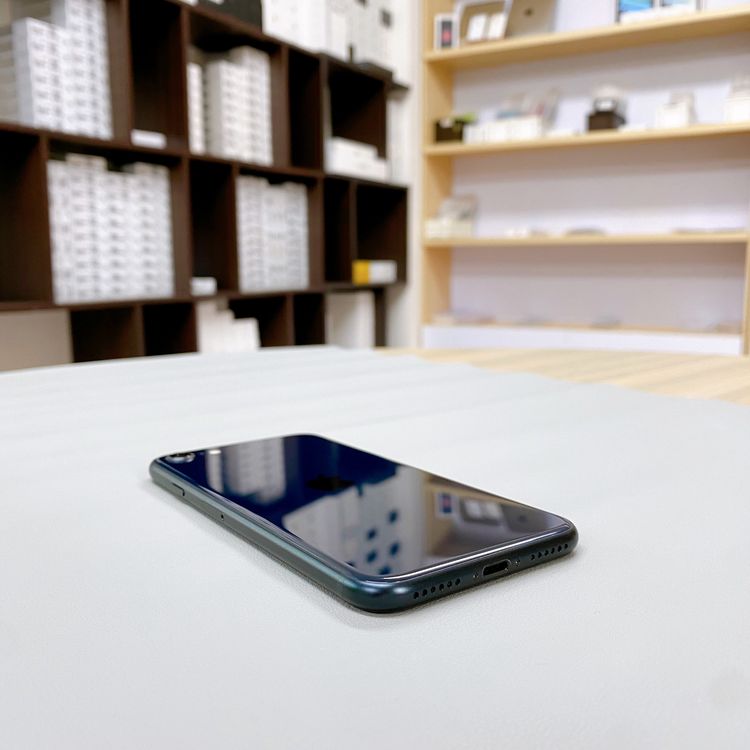 iPhone SE ��3���� 128GB �ߥåɥʥ��� �Хåƥ꡼ 96% ������ SIM�ե꡼