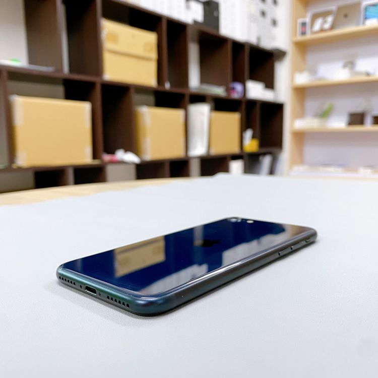 iPhone SE ��3���� 64GB �ߥåɥʥ��� �Хåƥ꡼ 93% ������ SIM�ե꡼