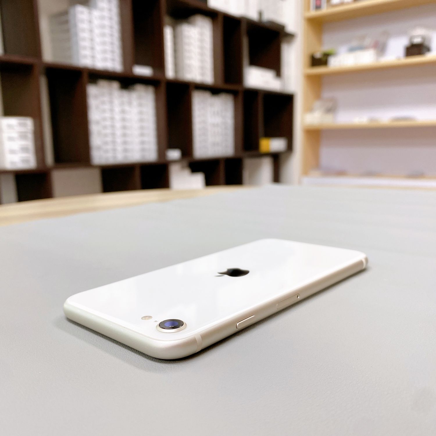 ムスビー｜iPhone SE 第3世代 64GB スターライト バッテリー 91% 国内