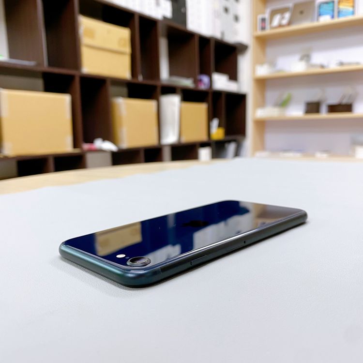 iPhone SE ��3���� 64GB �ߥåɥʥ��� �Хåƥ꡼ 86% ������ SIM�ե꡼