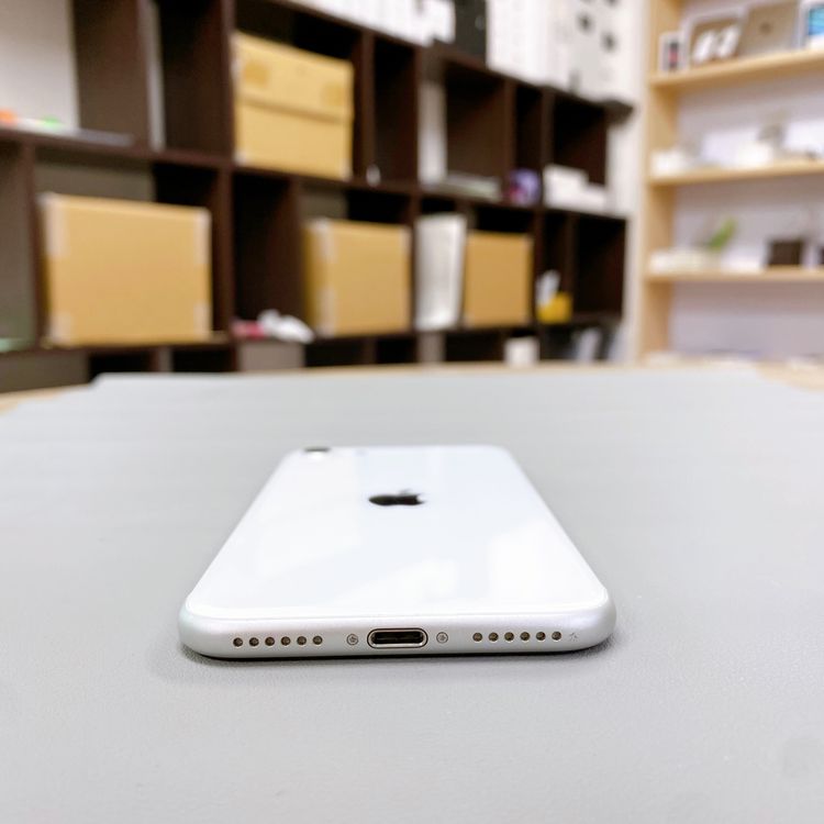 iPhone SE ��2���� 64GB �ۥ磻�� �Хåƥ꡼ 82% ������ SIM�ե꡼