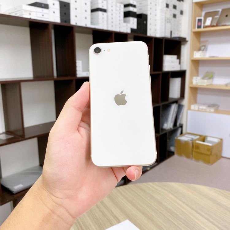iPhone SE ��3���� 64GB �������饤�� �Хåƥ꡼ 100% ������ SIM�ե꡼