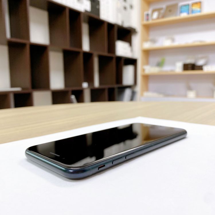 iPhone SE ��3���� 64GB �ߥåɥʥ��� �Хåƥ꡼ 87% ������ SIM�ե꡼