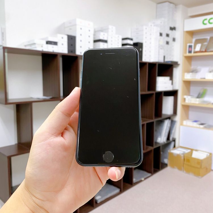 iPhone SE ��3���� 64GB �ߥåɥʥ��� �Хåƥ꡼ 98% ������ SIM�ե꡼