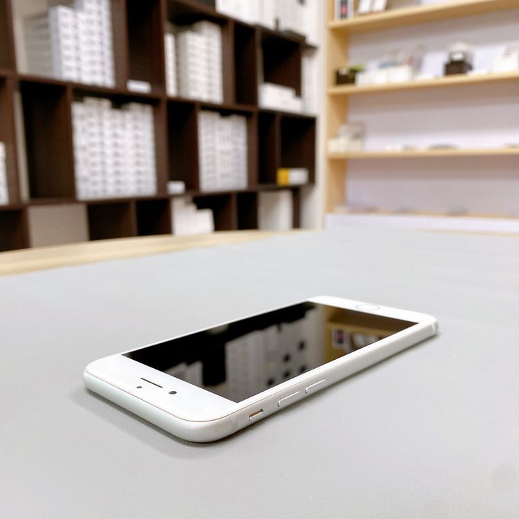 iPhone 8 64GB ����С� �Хåƥ꡼ 82% ������ SIM�ե꡼