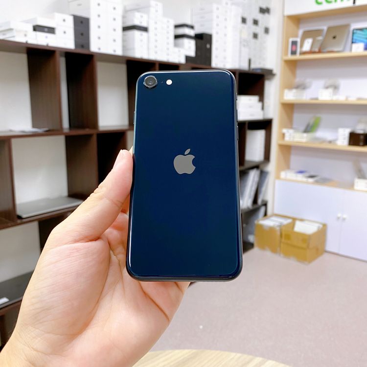iPhone SE ��3���� 64GB �ߥåɥʥ��� �Хåƥ꡼ 89% ������ SIM�ե꡼
