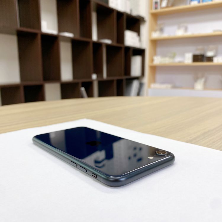 iPhone SE ��3���� 64GB �ߥåɥʥ��� �Хåƥ꡼ 99% ������ SIM�ե꡼