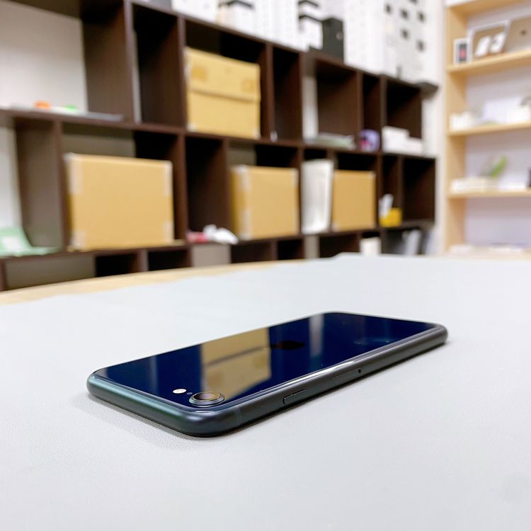 iPhone SE ��3���� 64GB �ߥåɥʥ��� �Хåƥ꡼ 95% ������ SIM�ե꡼