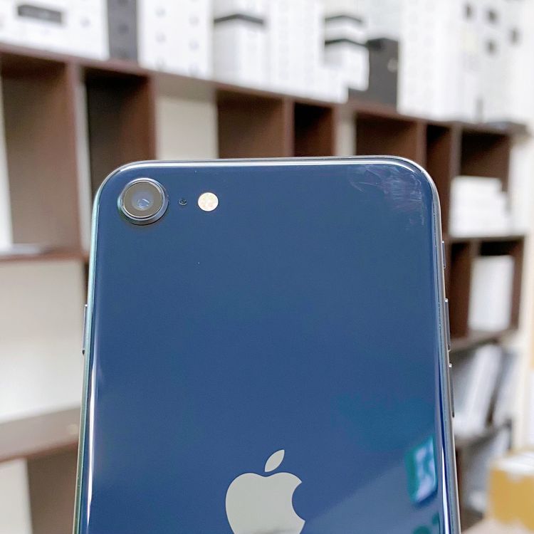 iPhone SE ��3���� 64GB �ߥåɥʥ��� �Хåƥ꡼ 93% ������ SIM�ե꡼