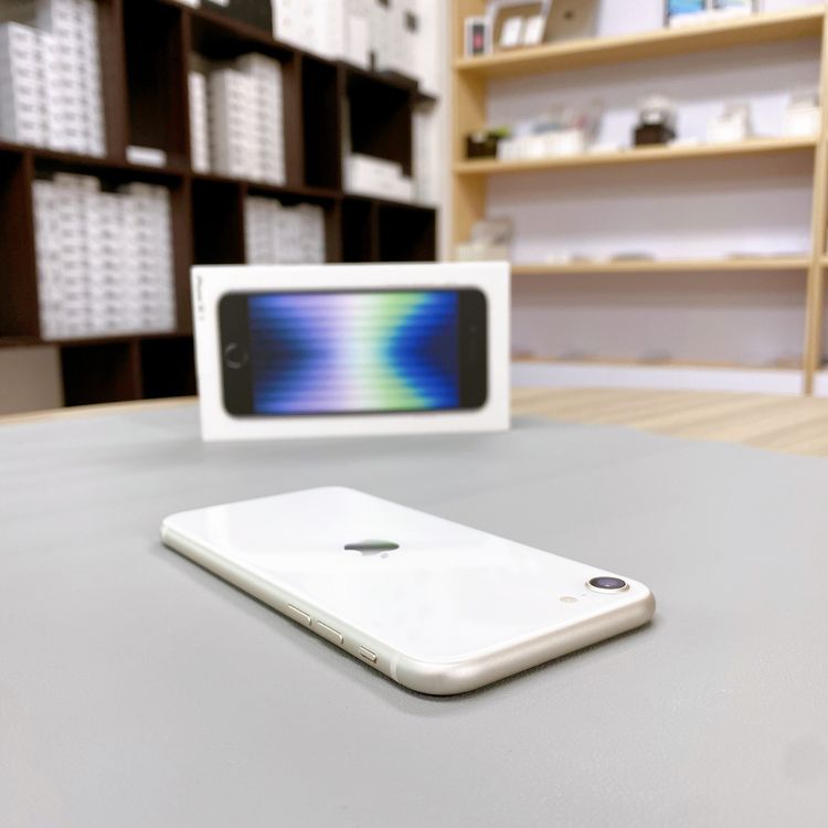iPhone SE ��3���� 64GB �������饤�� �Хåƥ꡼ 87% ������ SIM�ե꡼