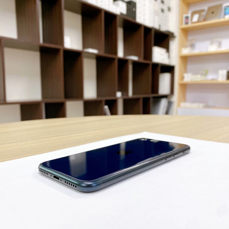 iPhone SE ��3���� 64GB �ߥåɥʥ��� �Хåƥ꡼ 91% ������ SIM�ե꡼