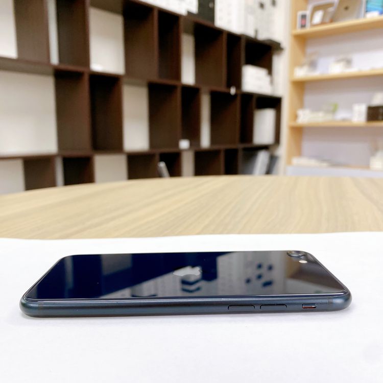 iPhone SE ��3���� 64GB �ߥåɥʥ��� �Хåƥ꡼ 93% ������ SIM�ե꡼