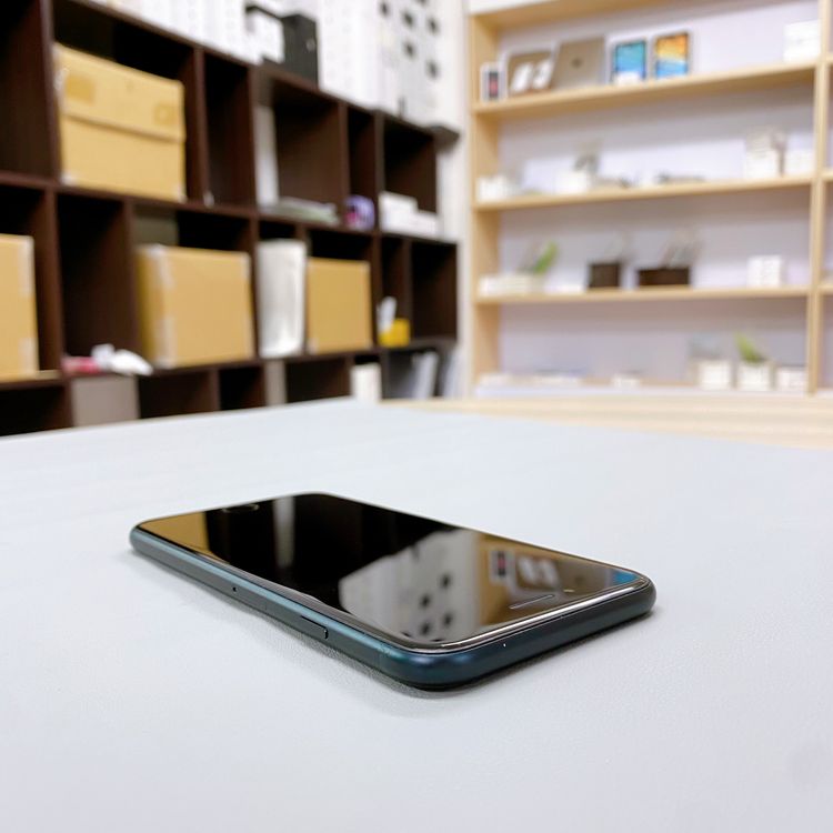 iPhone SE ��3���� 64GB �ߥåɥʥ��� �Хåƥ꡼ 86% ������ SIM�ե꡼