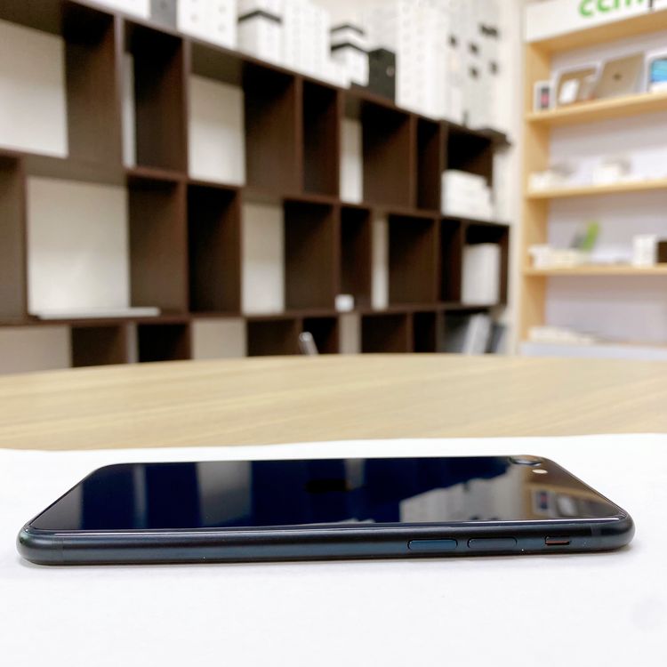 iPhone SE ��3���� 64GB �ߥåɥʥ��� �Хåƥ꡼ 80% ������ SIM�ե꡼