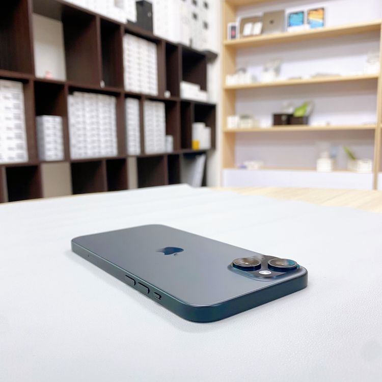 iPhone 15 Plus 128GB �֥�å� �Хåƥ꡼ 95% ������ SIM�ե꡼