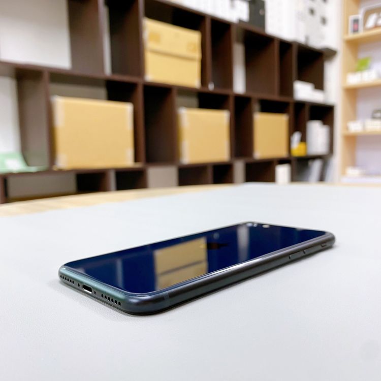 iPhone SE ��3���� 64GB �ߥåɥʥ��� �Хåƥ꡼ 99% ������ SIM�ե꡼