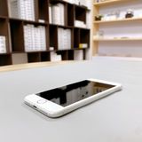 iPhone 8 64GB ����С� �Хåƥ꡼ 82% ������ SIM�ե꡼
