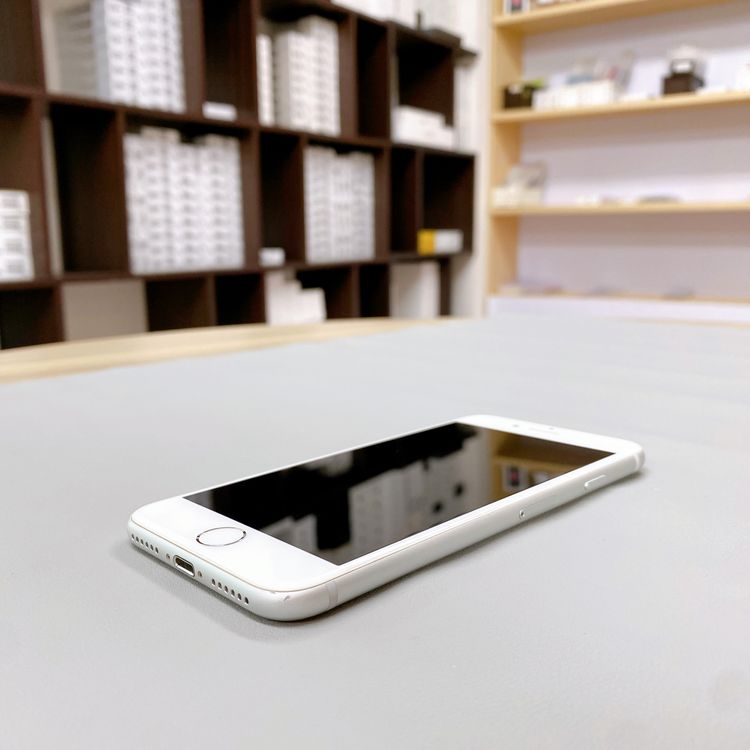 iPhone 8 64GB ����С� �Хåƥ꡼ 82% ������ SIM�ե꡼