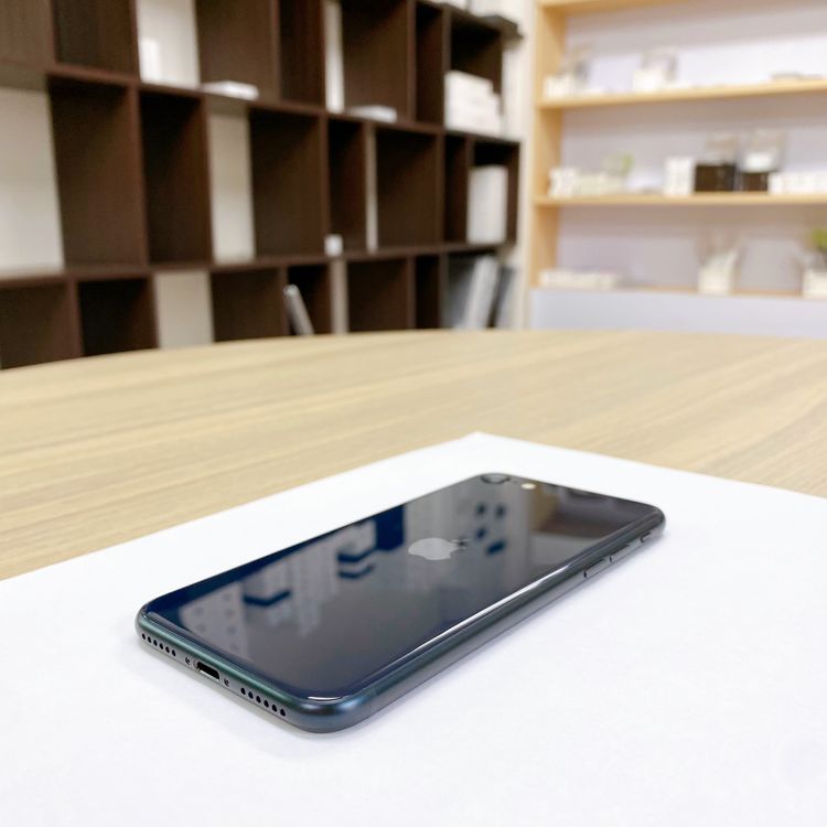 iPhone SE ��3���� 64GB �ߥåɥʥ��� �Хåƥ꡼ 87% ������ SIM�ե꡼