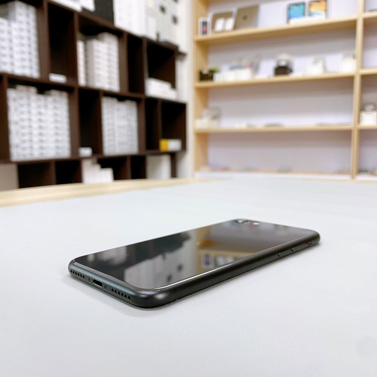 iPhone SE ��2���� 64GB �֥�å� �Хåƥ꡼ 100% ������ SIM�ե꡼