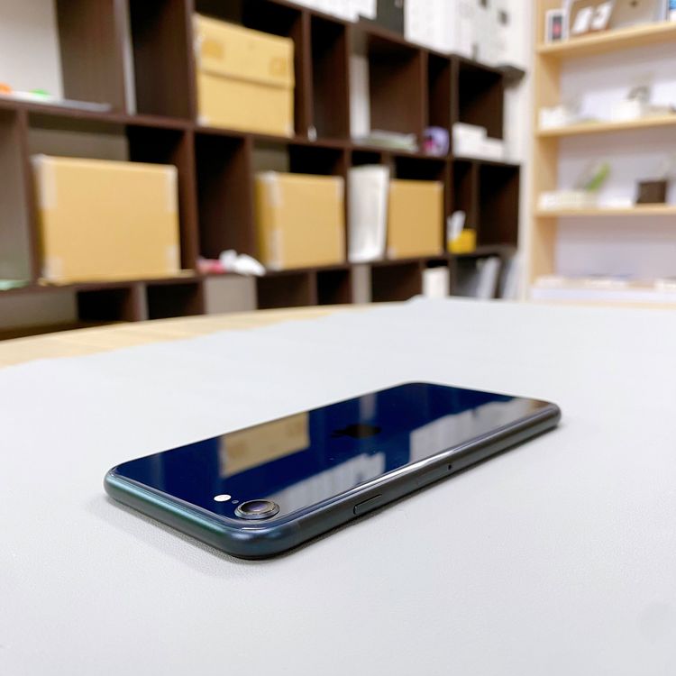 iPhone SE ��3���� 64GB �ߥåɥʥ��� �Хåƥ꡼ 93% ������ SIM�ե꡼