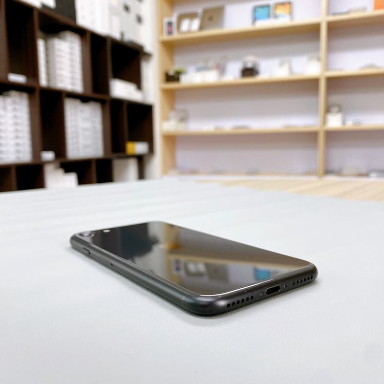iPhone SE ��2���� 64GB �֥�å� �Хåƥ꡼ 100% ������ SIM�ե꡼