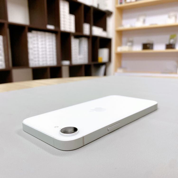 iPhone 16E 128GB �ۥ磻�� �Хåƥ꡼ 95% ������ SIM�ե꡼