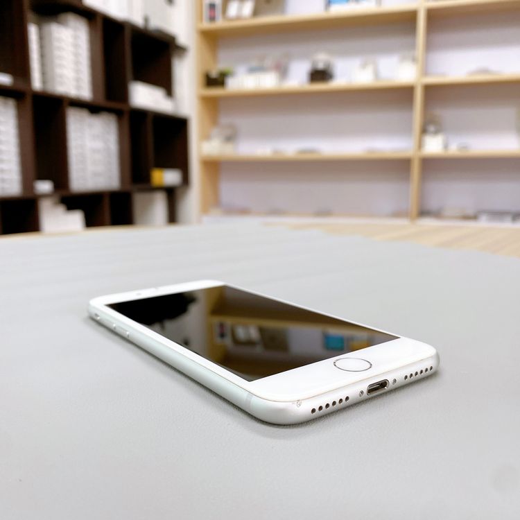 iPhone 8 64GB ����С� �Хåƥ꡼ 100% ������ SIM�ե꡼