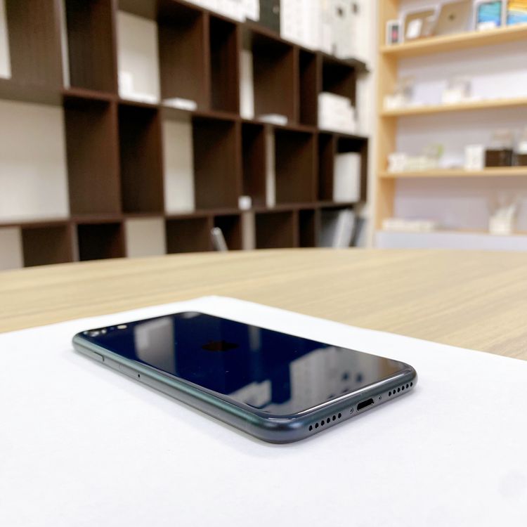 iPhone SE ��3���� 64GB �ߥåɥʥ��� �Хåƥ꡼ 89% ������ SIM�ե꡼