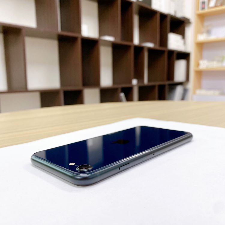 iPhone SE ��3���� 64GB �ߥåɥʥ��� �Хåƥ꡼ 97% ������ SIM�ե꡼