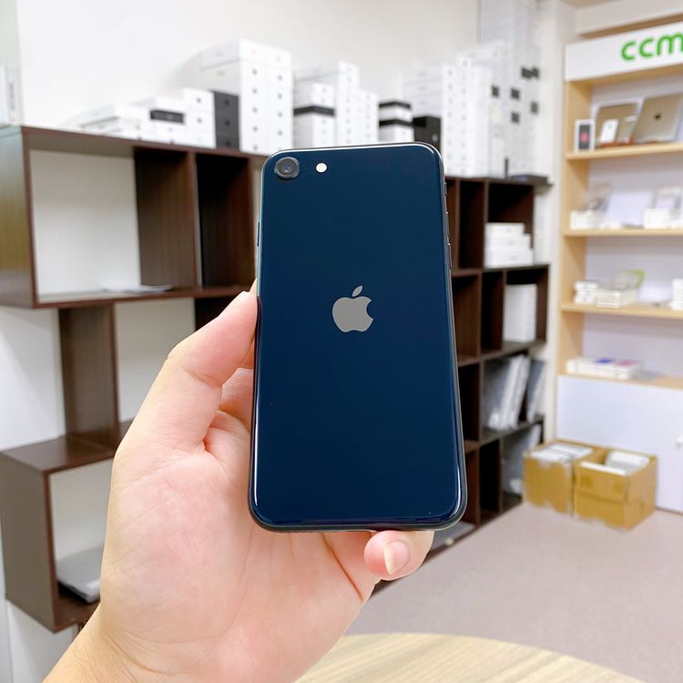 iPhone SE ��3���� 64GB �ߥåɥʥ��� �Хåƥ꡼ 87% ������ SIM�ե꡼