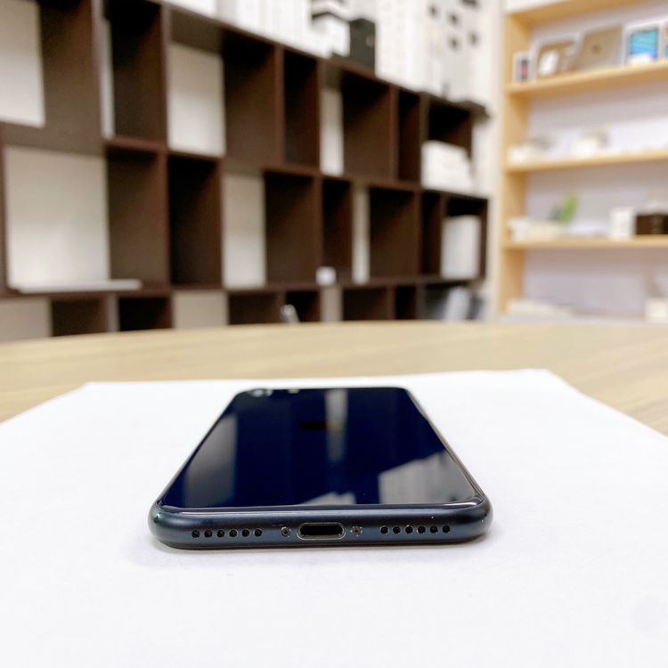 iPhone SE ��3���� 64GB �ߥåɥʥ��� �Хåƥ꡼ 80% ������ SIM�ե꡼