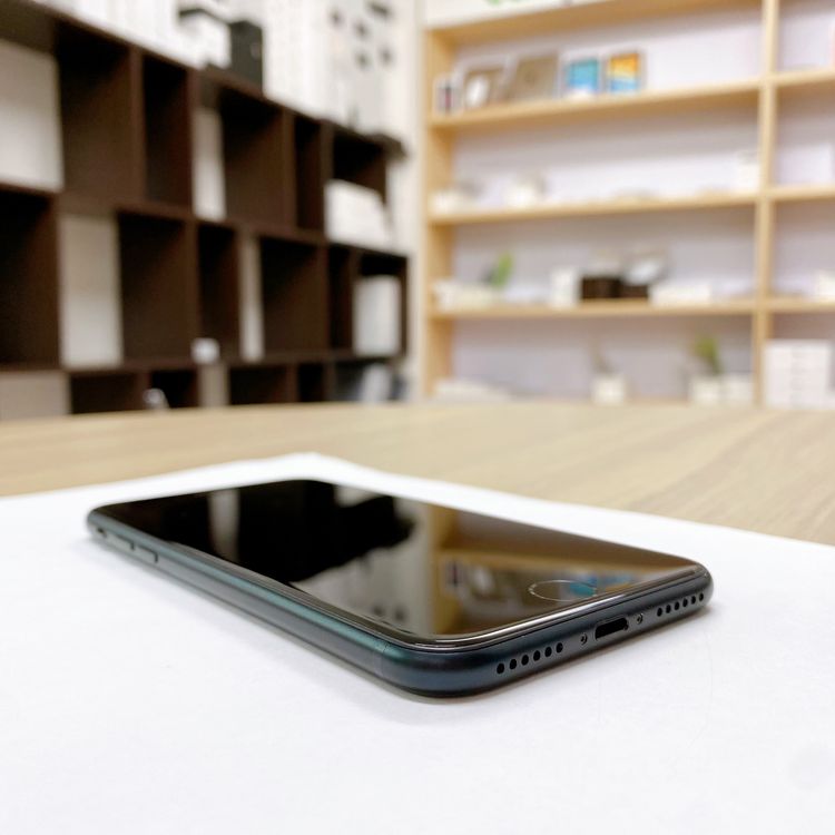 iPhone SE ��3���� 64GB �ߥåɥʥ��� �Хåƥ꡼ 93% ������ SIM�ե꡼