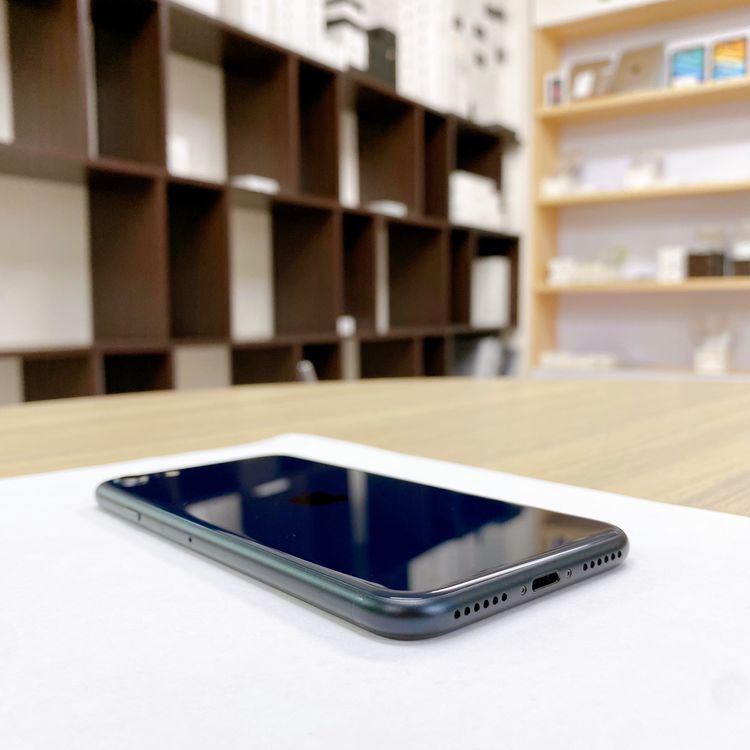 iPhone SE ��3���� 64GB �ߥåɥʥ��� �Хåƥ꡼ 96% ������ SIM�ե꡼