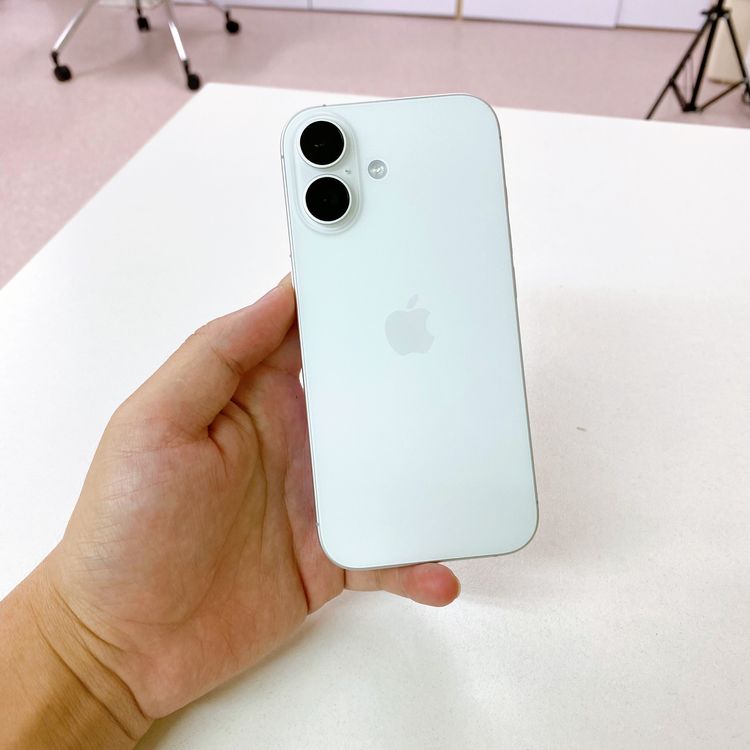 iPhone 17 256GB �ۥ磻�� �Хåƥ꡼ 100% ������ SIM�ե꡼