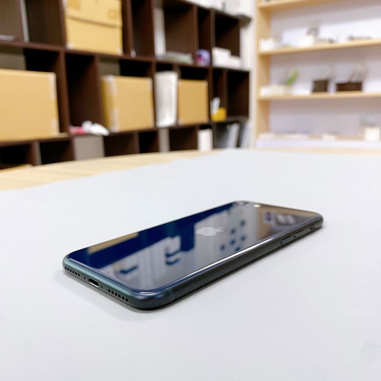 iPhone SE ��3���� 64GB �ߥåɥʥ��� �Хåƥ꡼ 86% ������ SIM�ե꡼