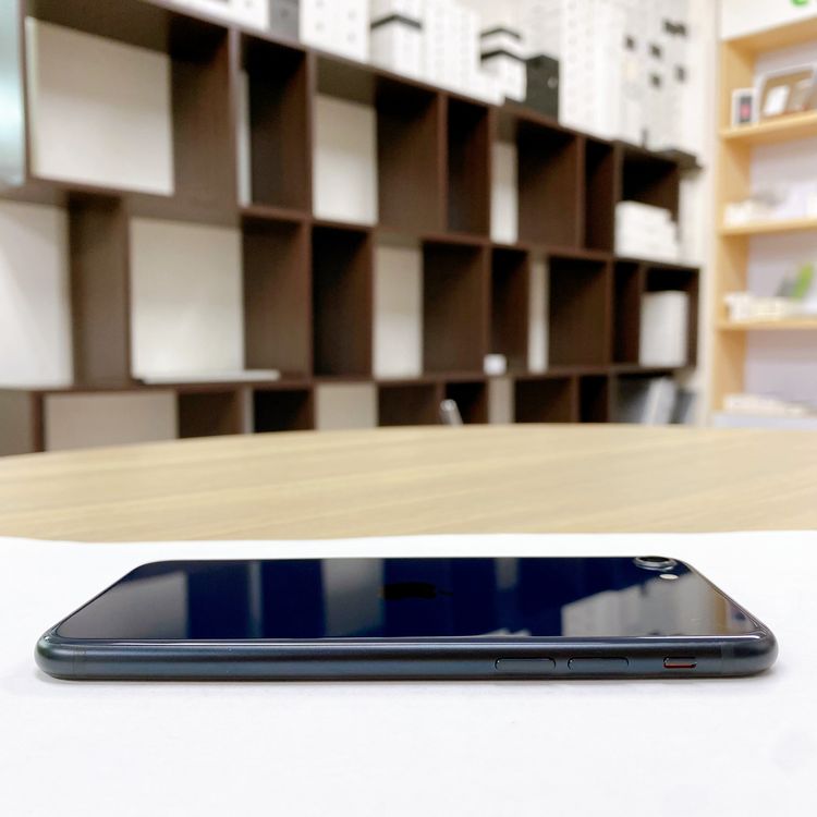 iPhone SE ��3���� 64GB �ߥåɥʥ��� �Хåƥ꡼ 100% ������ SIM�ե꡼