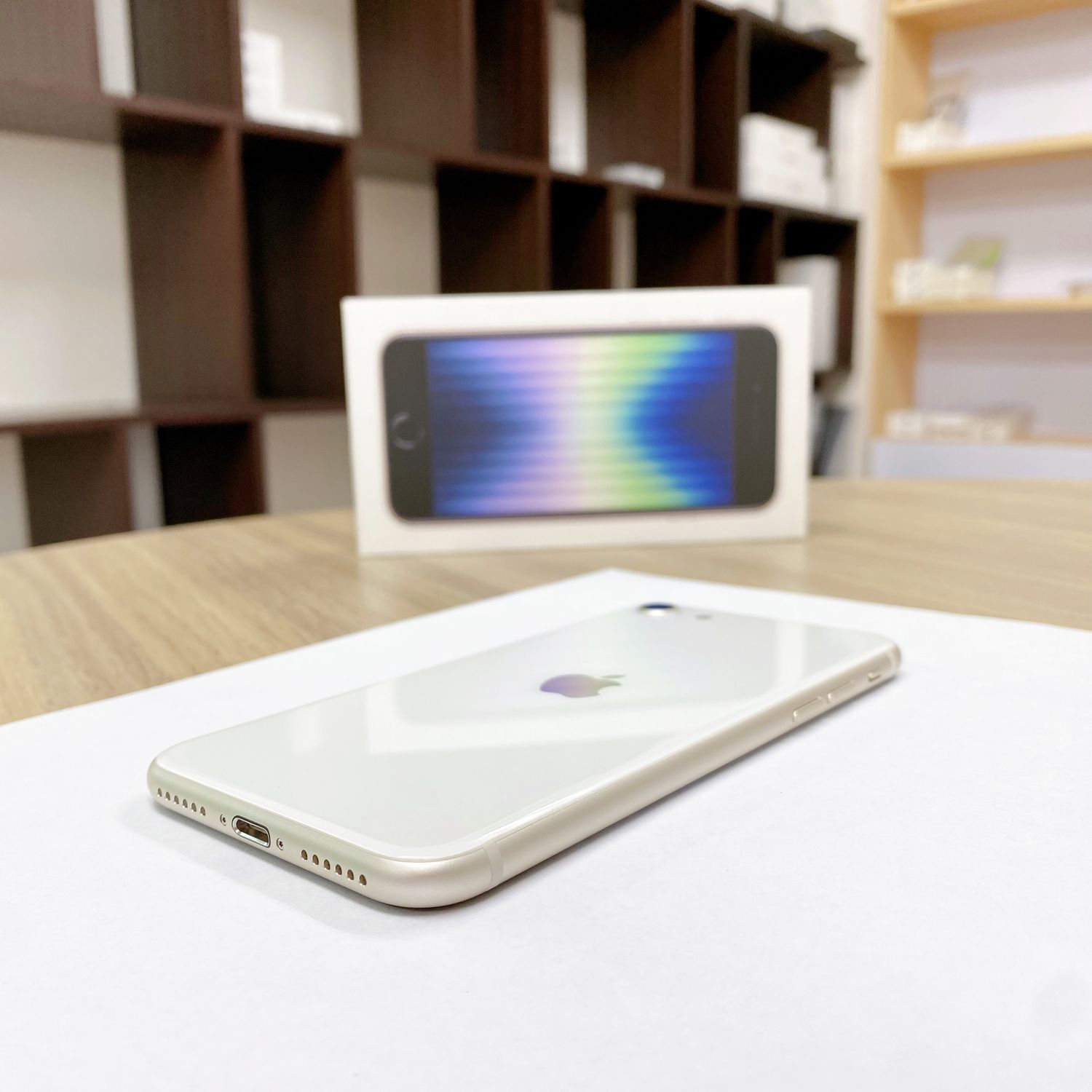 ムスビー｜iPhone SE 第3世代 128GB スターライト バッテリー 87% 国内