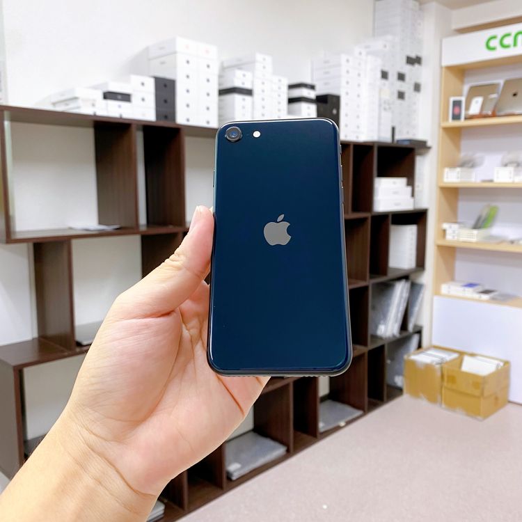iPhone SE ��3���� 64GB �ߥåɥʥ��� �Хåƥ꡼ 84% ������ SIM�ե꡼