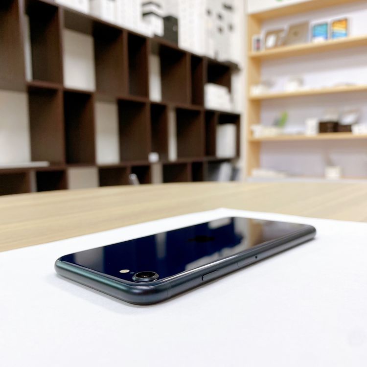 iPhone SE ��3���� 64GB �ߥåɥʥ��� �Хåƥ꡼ 93% ������ SIM�ե꡼
