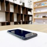 iPhone SE ��3���� 64GB �ߥåɥʥ��� �Хåƥ꡼ 93% ������ SIM�ե꡼