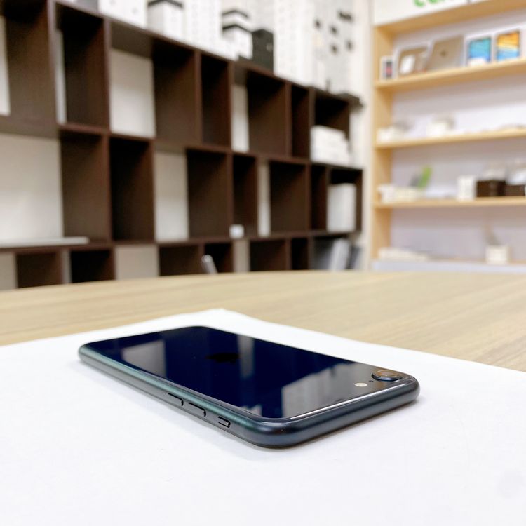 iPhone SE ��3���� 64GB �ߥåɥʥ��� �Хåƥ꡼ 93% ������ SIM�ե꡼