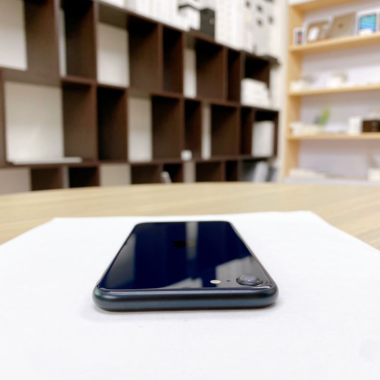 iPhone SE ��3���� 64GB �ߥåɥʥ��� �Хåƥ꡼ 80% ������ SIM�ե꡼