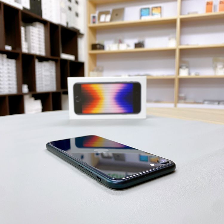 iPhone SE ��3���� 64GB �ߥåɥʥ��� �Хåƥ꡼ 100% ������ SIM�ե꡼
